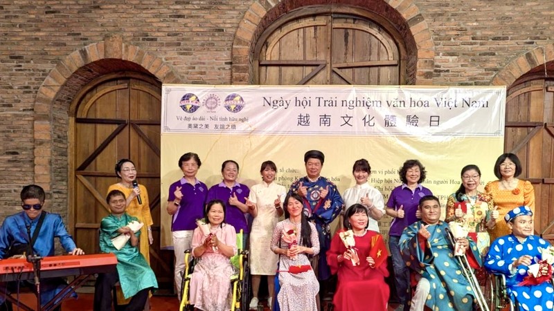 慈善活动结合推广越南长衫文化