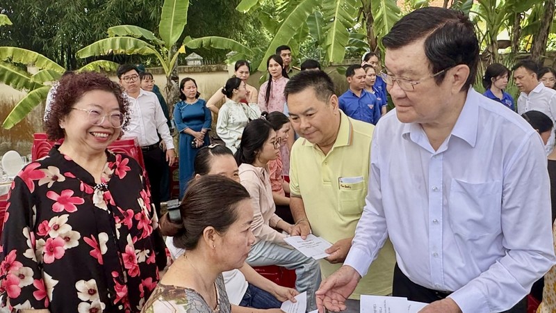 胡志明市多单位赴革命根据地慰问优抚政策家庭