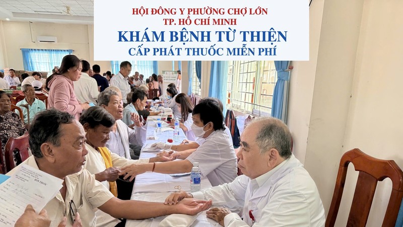 义诊团医生为病人诊病。东医会供图