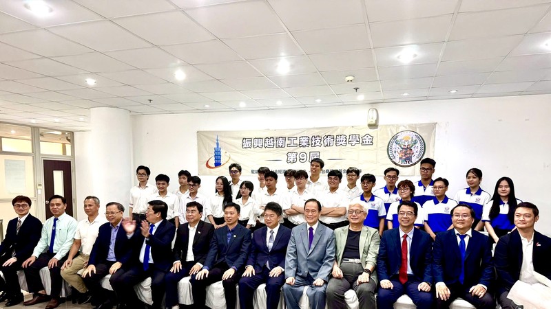 领取奖学金的学生与台办领导、基金会董事们和师长们合照。