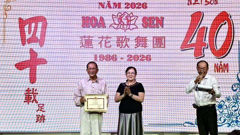 莲花歌舞古乐团团长陈志华接受新富坊奖状。仁建/摄