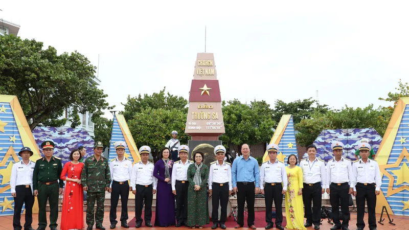 Đoàn công tác số 9 - TPHCM thăm, động viên quân, dân huyện đảo Trường Sa và Nhà giàn DK1 