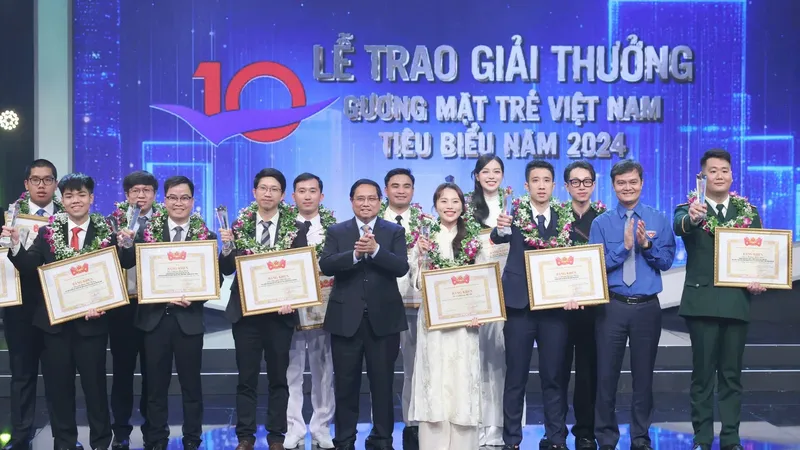 Thủ tướng Phạm Minh Chính với các gương mặt trẻ Việt Nam tiêu biểu tại lễ trao giải, tối 23-3