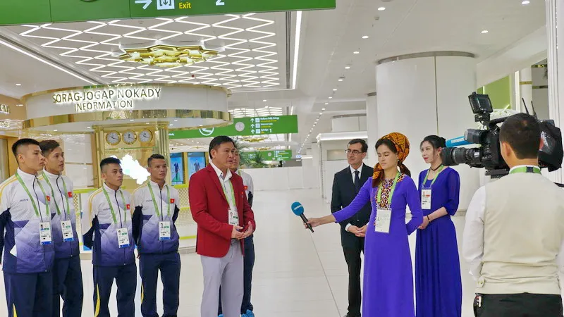 Truyền hình Turkmenistan phỏng vấn lãnh đội Trần Anh Tú ngay khi vừa xuống sân bay