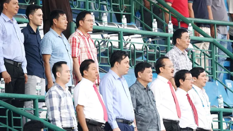 Nhiều quan chức của VFF, VPF trên khán đài sân Bình Dương vào ngày 6-10 vừa qua. (Ảnh: HOÀNG HÙNG)