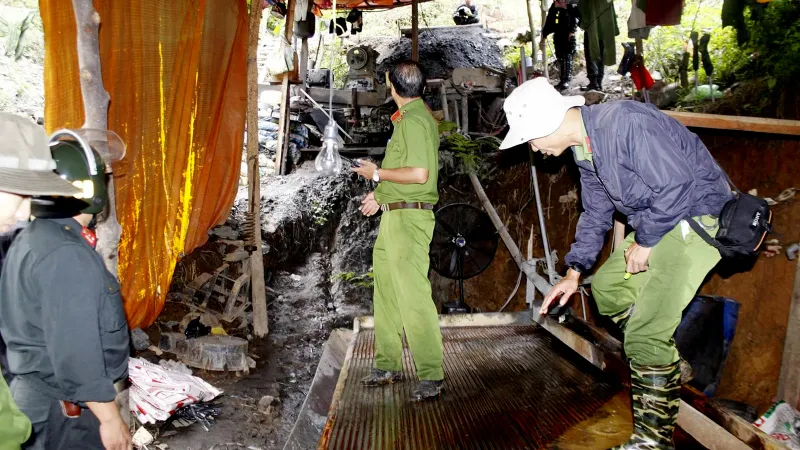 Hơn 100 chiến sĩ công an đột kích, nổ mìn đánh sập hầm thiếc trái phép tại Lâm Đồng