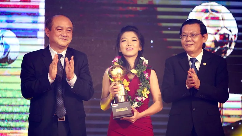 Quả bóng vàng nữ 2016 Huỳnh Như. Ảnh: DŨNG PHƯƠNG