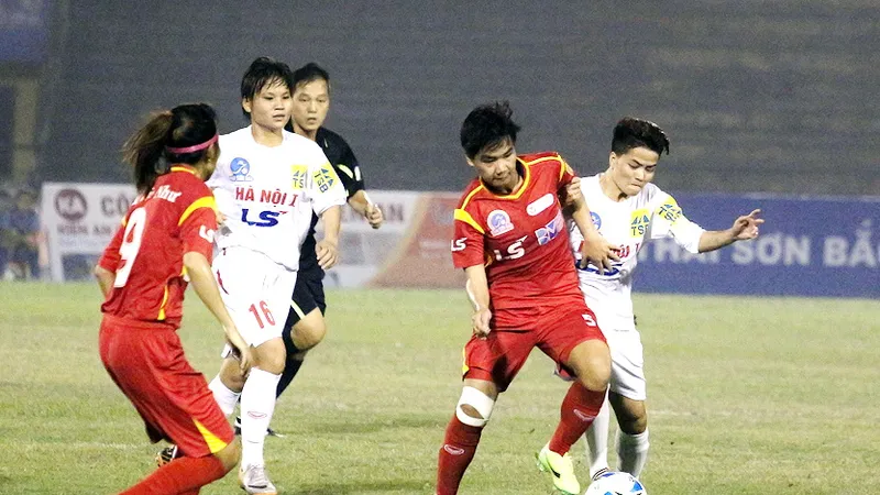 Hậu vệ đội Hà Nội I cố gắng ngăn chặn pha đi bóng của Hoài Lương (5, TPHCM). Ảnh: ANH TRẦN