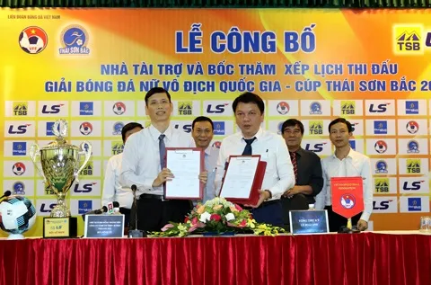 Đại diện VFF và nhà tài trợ Thái Sơn Bắc tại buổi họp giới thiệu về giải