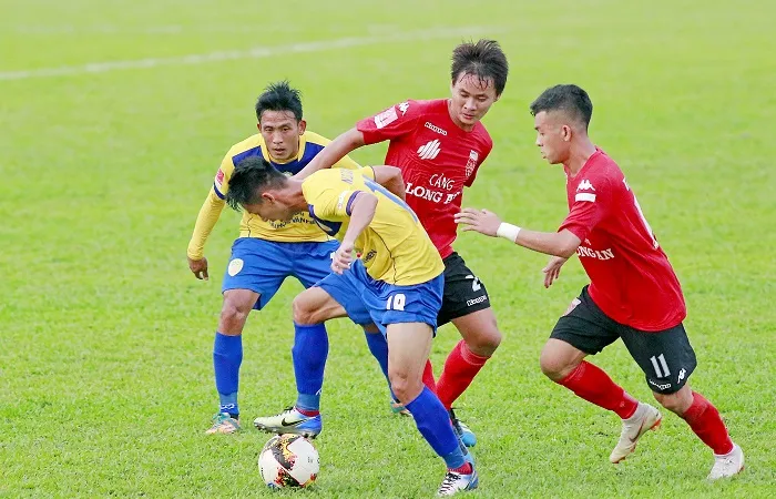 Long An thắp lại hy vọng đua thăng hạng sau khi thắng Đồng Tháp 2-1. Ảnh: DƯƠNG THU