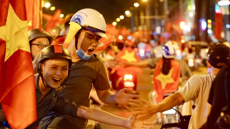 Người hâm mộ xuống đường mừng chiến thắng