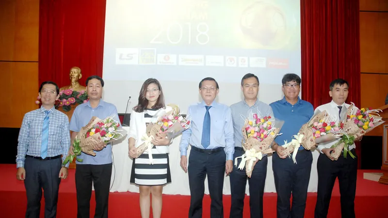 Ông Nguyễn Tấn Phong (giữa), Tổng Biên tập Báo Sài Gòn Giải Phóng, tri ân các nhà tài trợ. Ảnh: NGUYỄN NHÂN