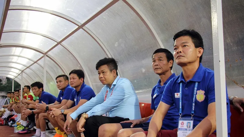 "Bộ tham mưu" đội Nam Định. Ảnh: DŨNG PHƯƠNG