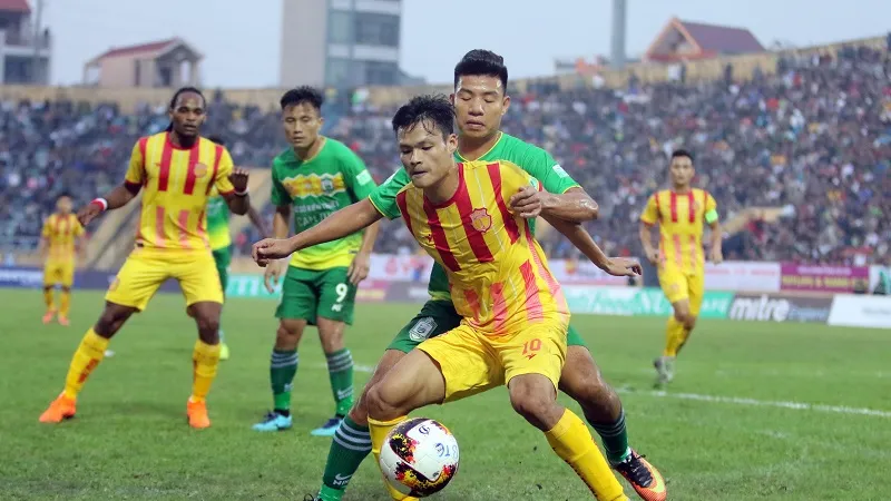 Cuộc chạm trán ở lượt đi giữa hai đội trên sân Thiên Trường. Ảnh: MINH HOÀNG