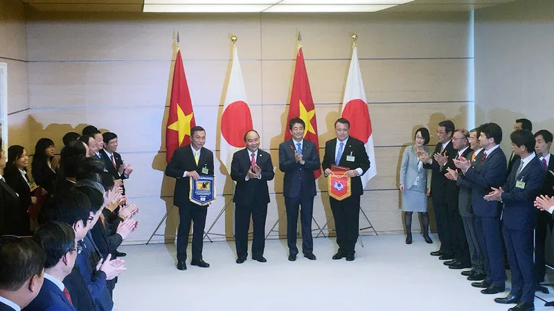 Thủ tướng Chính phủ Nguyễn Xuân Phúc và Thủ tướng Nhật Bản Shinzo Abe chứng kiến lễ trao biên bản hợp tác giữa VFF và JFA