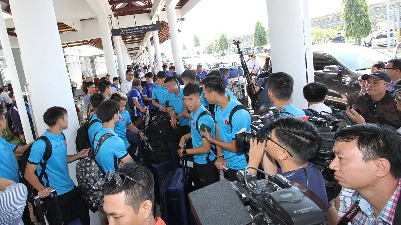 Đội tuyển rời sân bay để về khách sạn. Ảnh: HƯƠNG THỦY