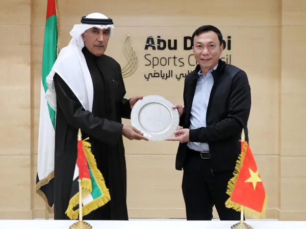 Phó Chủ tịch Thường trực VFF Trần Quốc Tuấn với ông Mohammad Khalfan Al Romaithi (bên trái) 