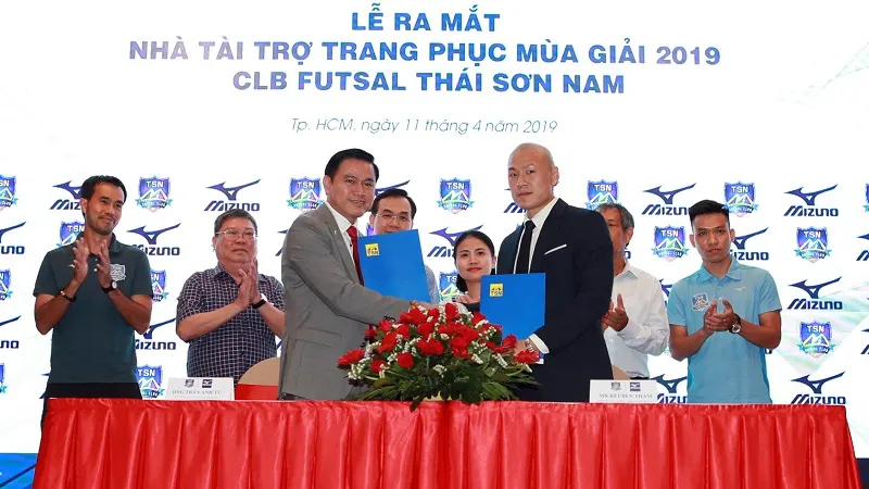 Lãnh đạo công ty Thái Sơn Nam và Mizuno tại lễ ra mắt. Ảnh: DŨNG PHƯƠNG