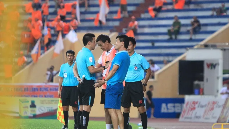 Hai HLV Văn Dũng và trợ lý Văn Sỹ phản ứng trọng tài trên sân Thiên Trường. Ảnh: MINH HOÀNG
