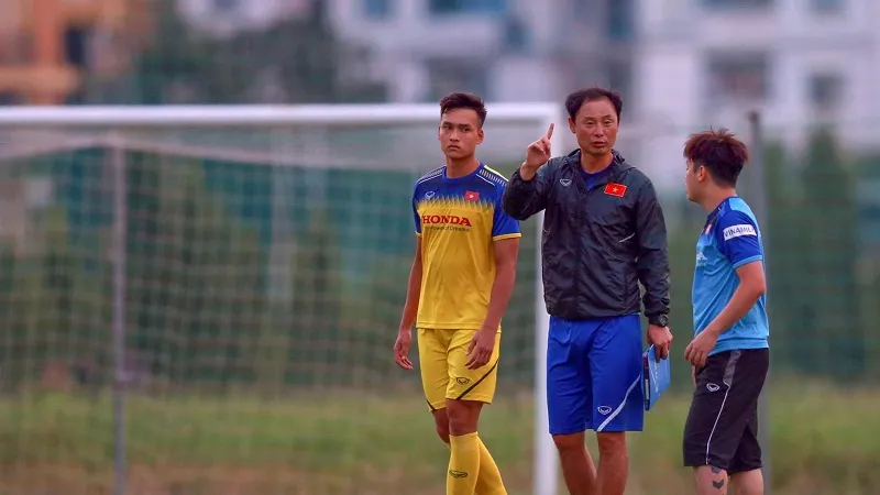 HLV Kim Yan Hoon trao đổi cùng trợ lý trên sân tập. Ảnh: Dũng Phương