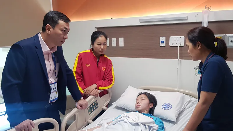 Phó chủ tịch VFF Trần Quốc Tuấn đến thăm Trần Thị Hồng Nhung. Ảnh: Đoàn Nhật