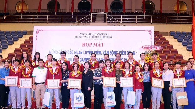 Các thành viên tham dự SEA Games nhận bằng khen và quà tại buổi họp mặt. Ảnh: Thanh Đình