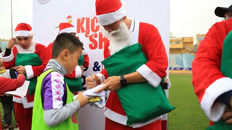 "Ông già Noel" Duy Mạnh ký tặng các cầu thủ nhí. Ảnh: Thanh Đình