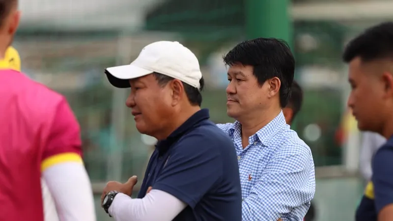 Ông Vũ Tiến Thành cạnh tân HLV Hoàng Văn Phúc trên sân Phúc Thọ chiều 28-12. Ảnh: SGFC