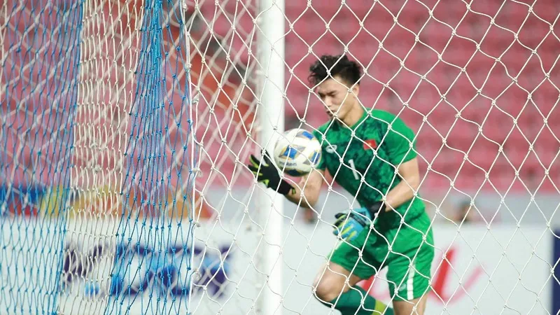 Tiến Dũng mắc sai lầm ở bàn gỡ hòa 1-1 của Triều Tiên. Ảnh: MINH HOÀNG