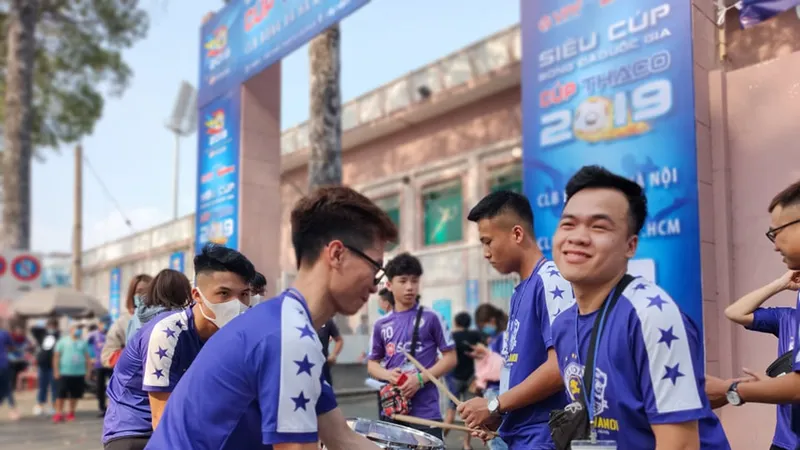 CĐV Hà Nội FC đồng hành cùng đội nhà trên sân Thống Nhất. Ảnh: DŨNG PHƯƠNG