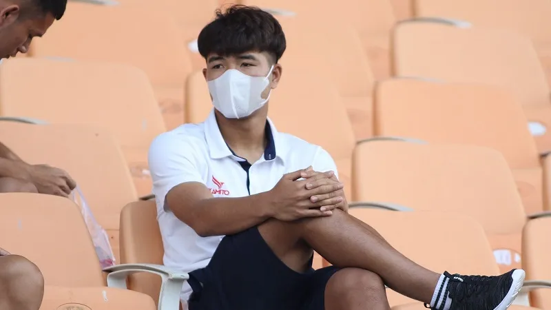 Đức Chinh trên khán đài sân Hòa Xuân chiều 15-3. Ảnh: VIẾT ĐỊNH