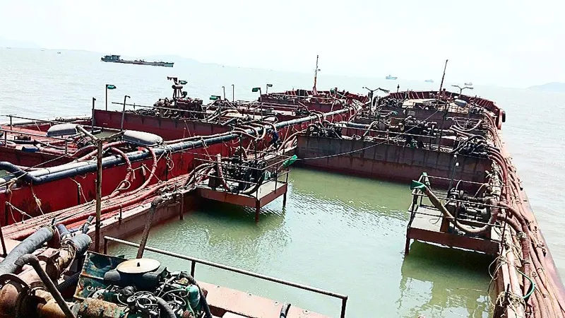Bắt giữ 4 sà lan khai thác 800m³ cát trái phép