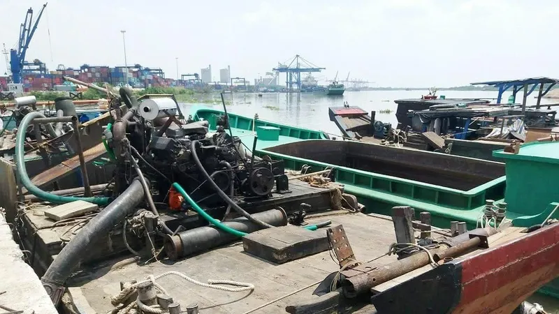 Bắt giữ ghe gắn vòi "bạch tuộc” hút cát trên sông Đồng Nai