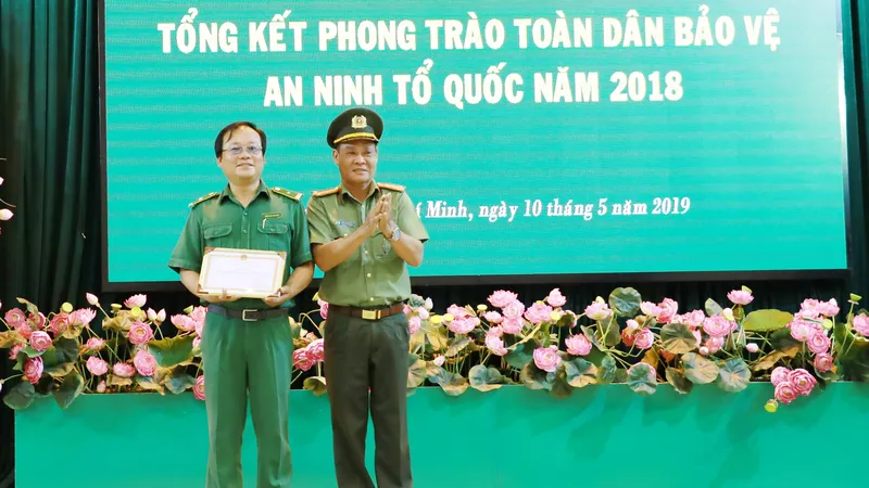 Công an TPHCM tặng giấy khen cho 1 tập thể đã có thành tích xuất sắc trong phong trào toàn dân bảo vệ an ninh Tổ quốc giai đoạn tháng 3-2018 – 3-2019