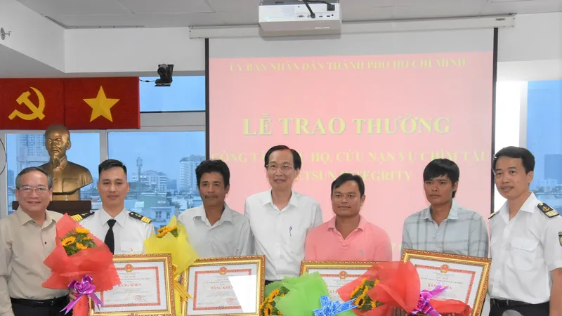 Ứng cứu tàu chìm trên sông Lòng Tàu: Thưởng nóng 1 tập thể và 4 cá nhân