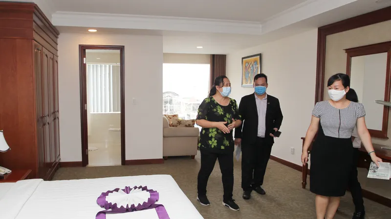 Cán bộ đoàn công tác Sở Y tế Kiểm tra phòng