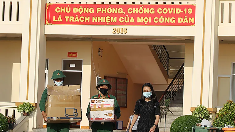 Các chiến sĩ Sư đoàn 317 giúp công dân đưa hành lý ra xe. Ảnh: HOÀNG HÙNG