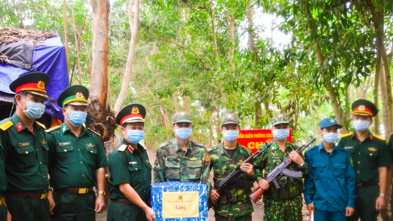 Chính ủy Quân khu 7 thăm các chốt phòng, chống dịch trên tuyến biên giới Tây Ninh