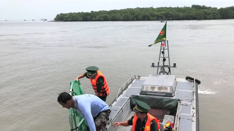 Thành viên Liên đoàn Dù lượn bất ngờ rơi xuống biển Cần Giờ tại Lễ hội Nghinh Ông