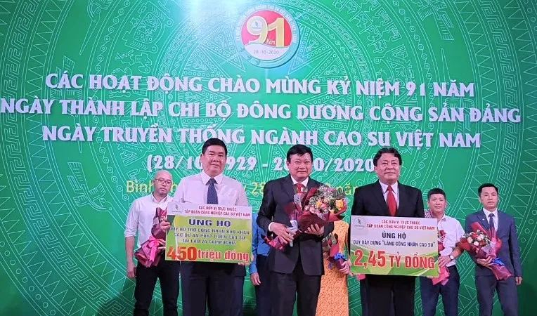 Hơn 12 tỷ đồng ủng hộ công nhân cao su và người dân miền Trung