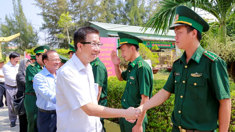 Lãnh đạo TPHCM thăm, chúc tết bộ đội biên phòng và ngư dân huyện Cần Giờ