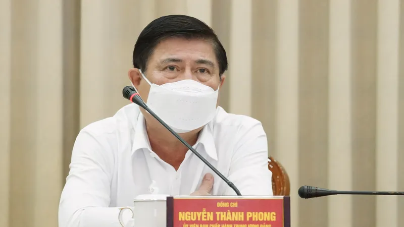 Chủ tịch UBND TPHCM Nguyễn Thành Phong phát biểu tại buổi họp trực tuyến. Ảnh: HOÀNG HÙNG