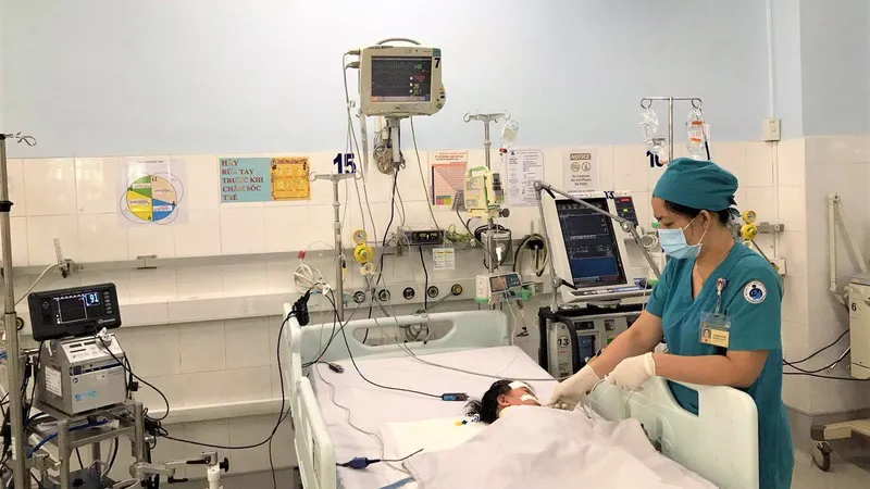 Dùng “tim phổi nhân tạo” cứu bé 15 tháng uống nhầm dầu thắp đèn