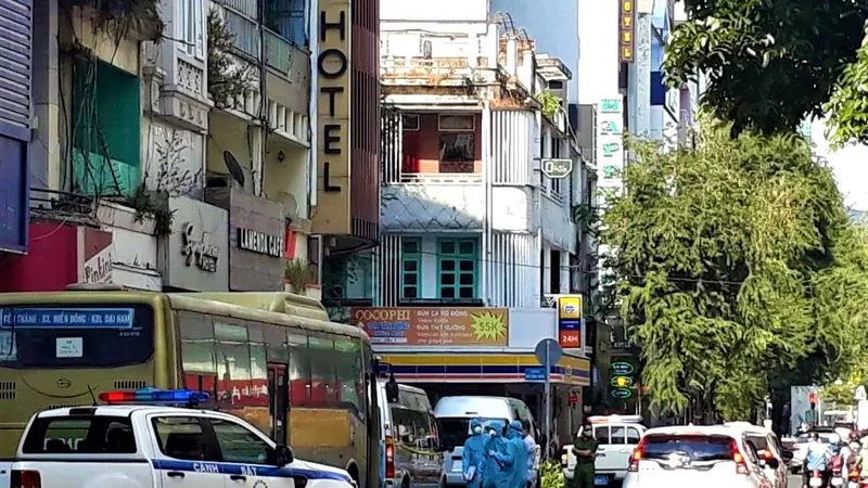Đưa đi cách ly 35 người Trung Quốc nghi nhập cảnh trái phép, phong tỏa một khách sạn tại quận 1 (TPHCM)