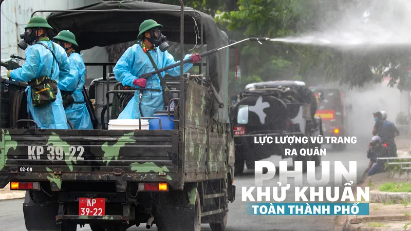 Lực lượng vũ trang ra quân phun khử khuẩn toàn thành phố 
