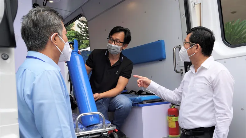Bệnh viện quận Tân Phú được trao tặng 2 xe cứu thương hiện đại