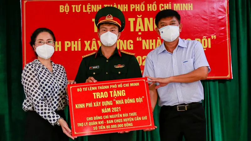 Trao kinh phí xây “Nhà đồng đội” và tặng quà cho người dân trên ấp đảo Thiềng Liềng