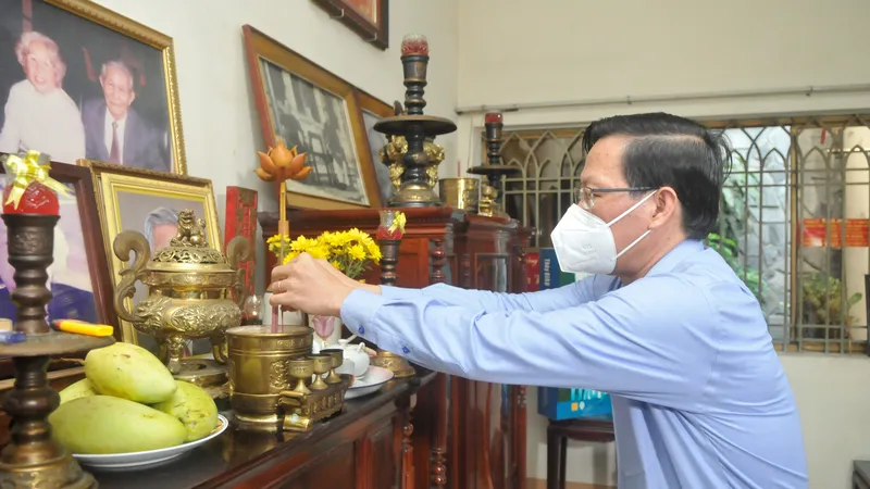 Chủ tịch UBND TPHCM Phan Văn Mãi dâng hương cố Giáo sư Trần Văn Giàu. Ảnh: CAO THĂNG