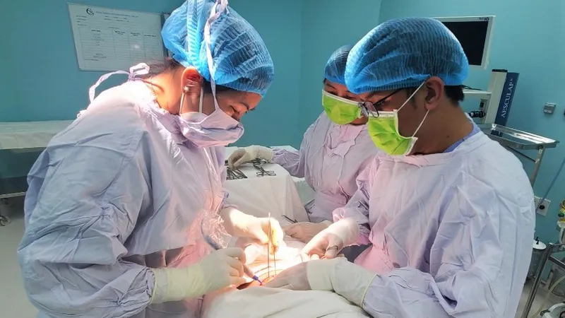 Các BS Khoa Sản, Bệnh viện quận 7 (TPHCM) mổ cấp cứu kịp thời cho bệnh nhân mắc u nang buồng trứng nặng 5kg trong suốt 9 năm