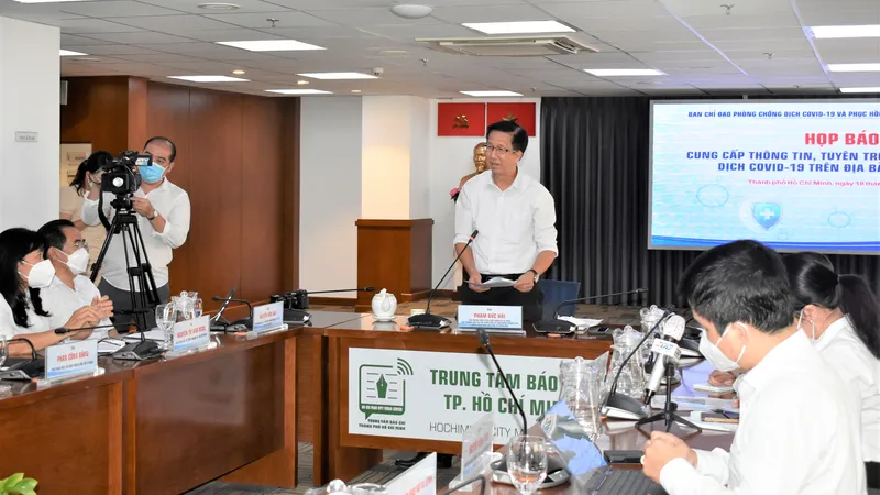 Đồng chí Phạm Đức Hải chủ trì buổi họp báo chiều 18-4